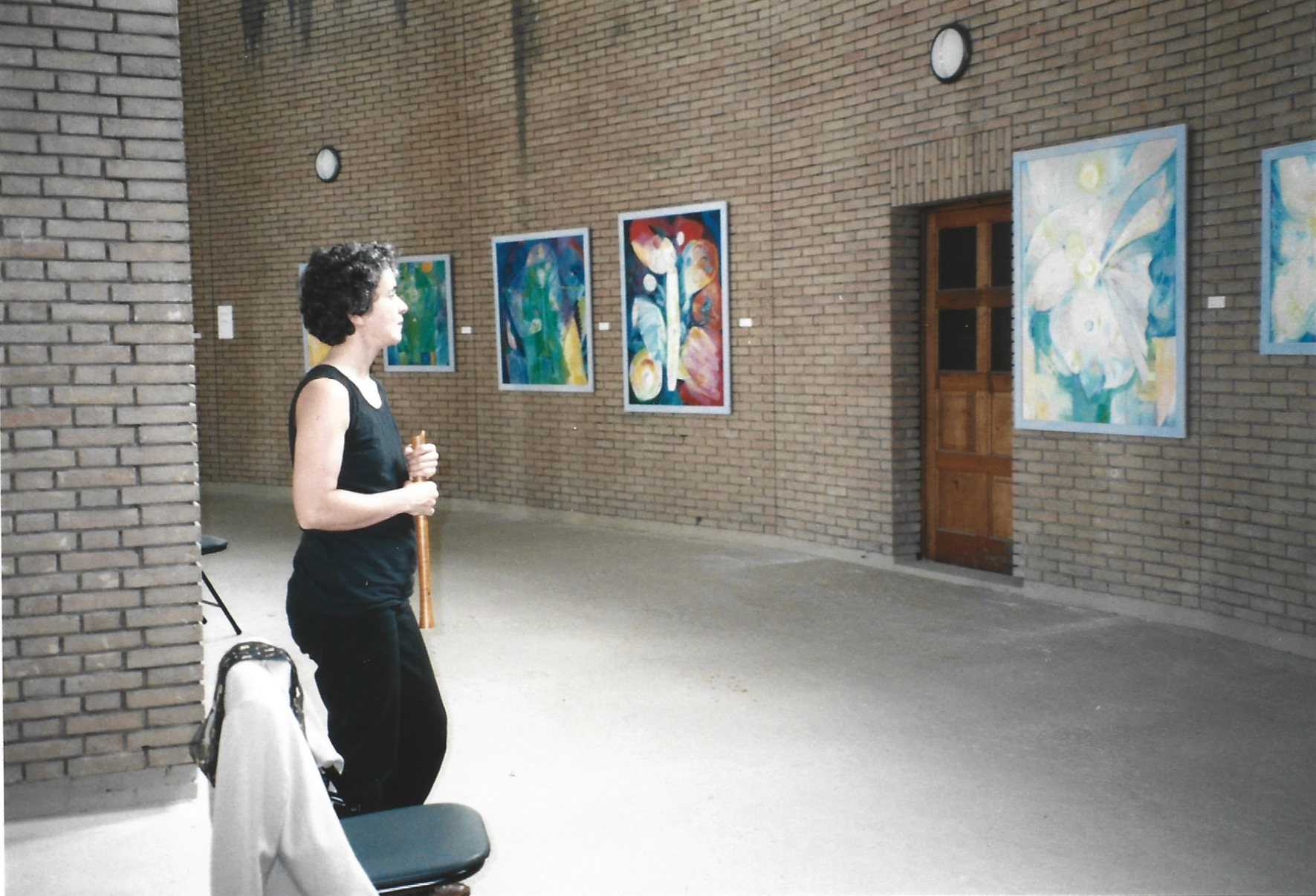 Barbara Karst improviseert bij de schilderijen